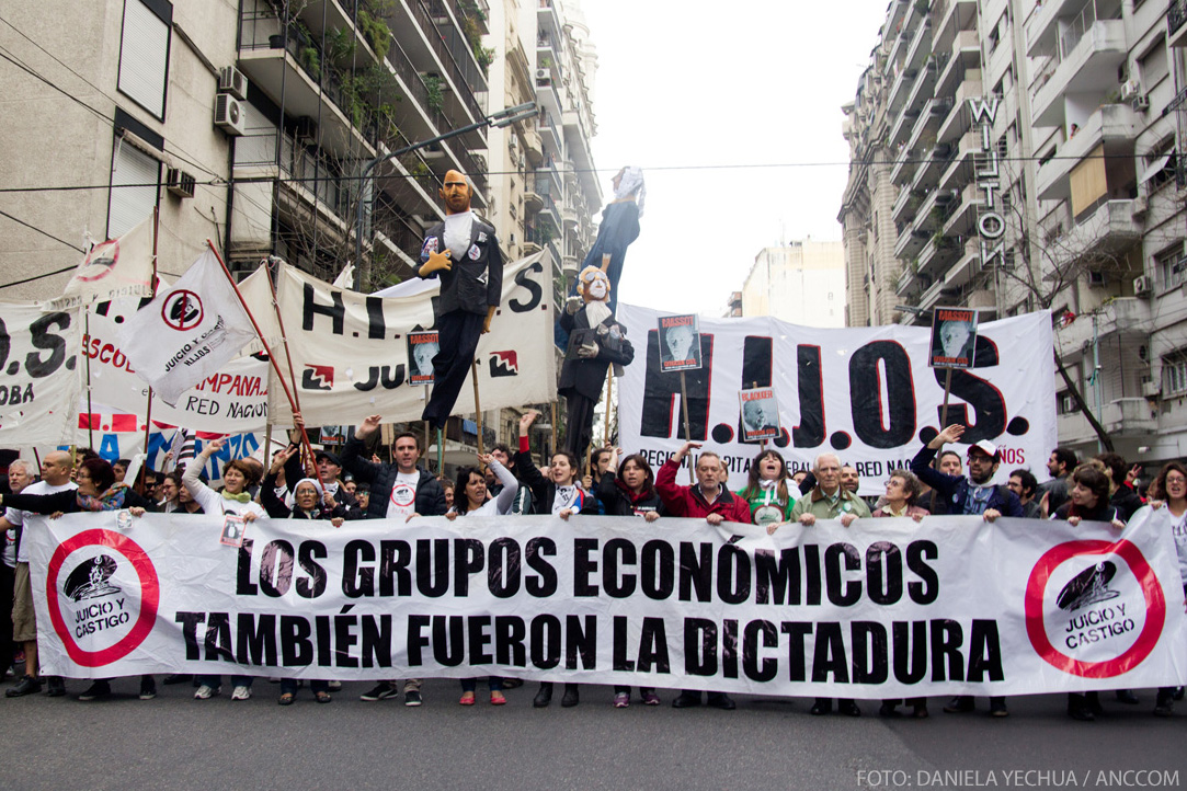 Marcha y Escrache de agrupación HIJOS a Massot y Blaquier. 23 de mayo de 2015, Ciudad de Buenos Aires. Foto: Daniela Yechúa / ANCCOM