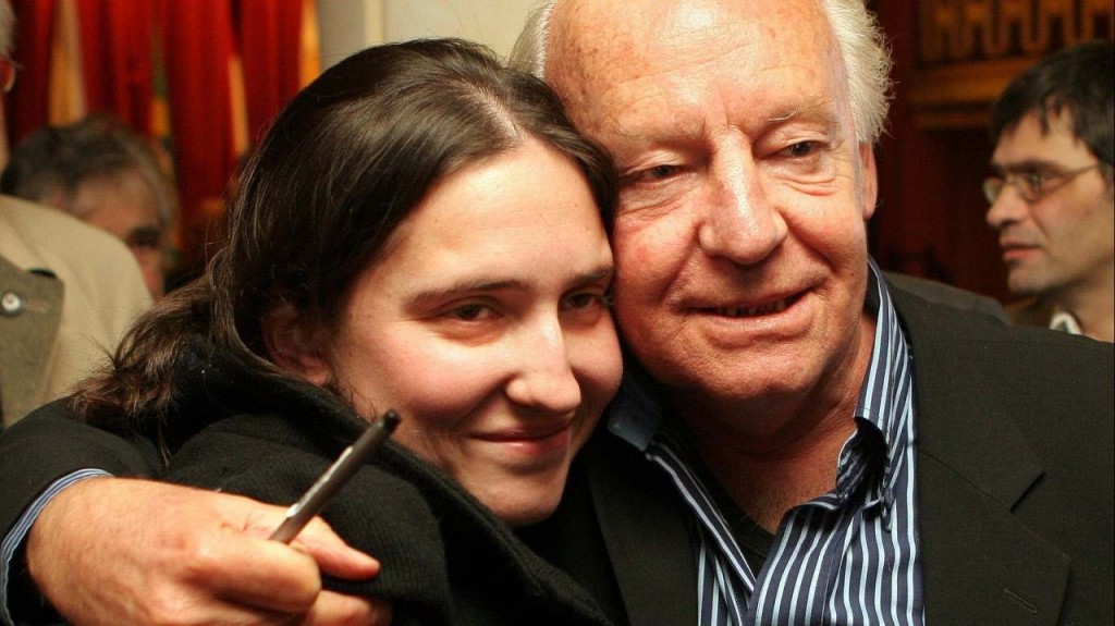 Eduardo Galeano junto a la nieta recuperada Macarena Gelman.