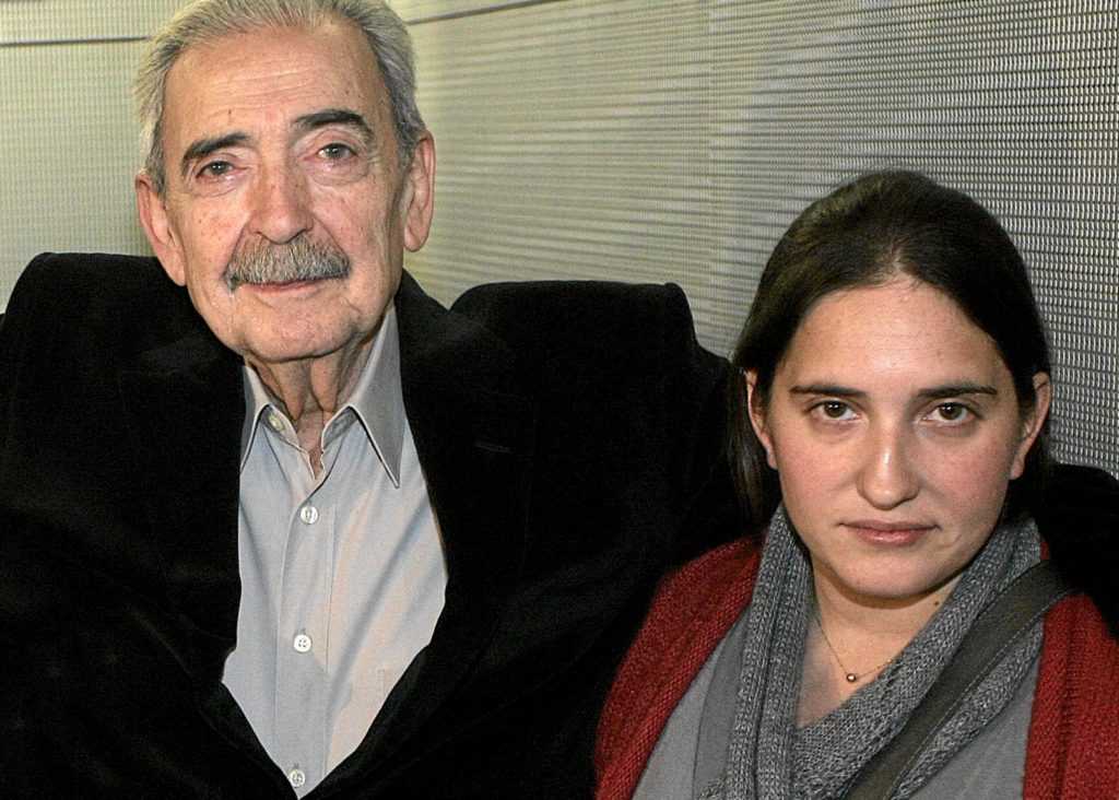 Juan Gelman con su nieta.
