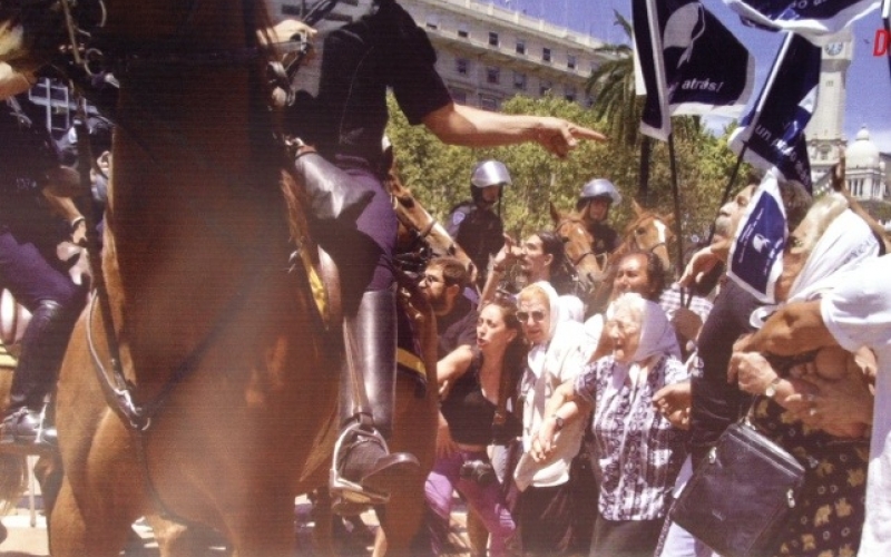 reprimieron a las madres de plaza de mayo, diciembre 2001