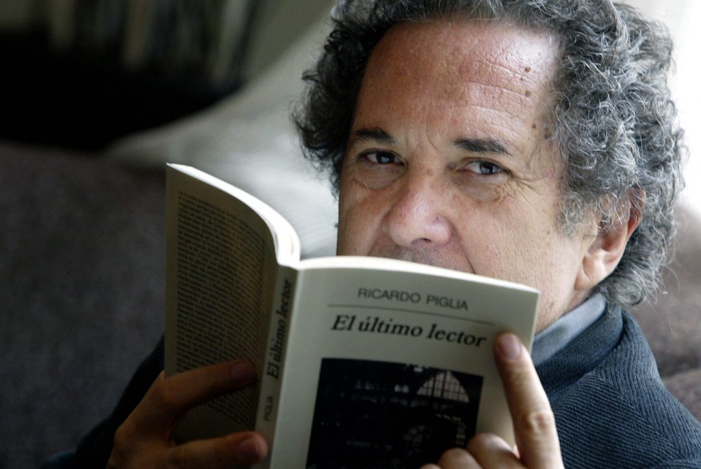 06/04/2005.DIGITAL.Enviado por e-mail. El escritor Ricardo Piglia, ha presentado su libro "El último lector". Barcelona. Foto:Susanna Sáez ÚLTIMO LIBRO DEL ARGENTINO PIGLIA JOAN SÁNCHEZ El argentino Ricardo Piglia con su última obra.