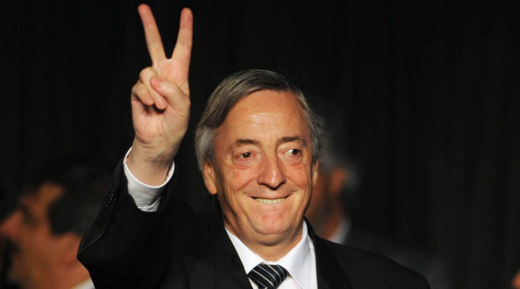 Télam -Buenos Aires- 14/10/2010 El presidente del Unasur, Nestor Kirchner, saluda durante el acto de oficialización de la creación de la casa de altos estudios, que encabezó la presidenta Cristina Fernandez de Kirchner, en la sede del Rectorado de la Universidad Nacional de Moreno. Foto: Sergio Quinteros/Télam/jcp